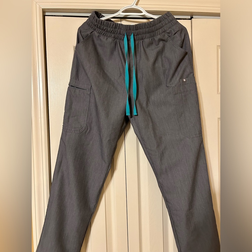 - Fig scrub pants woman size Medium Yola style graphite color